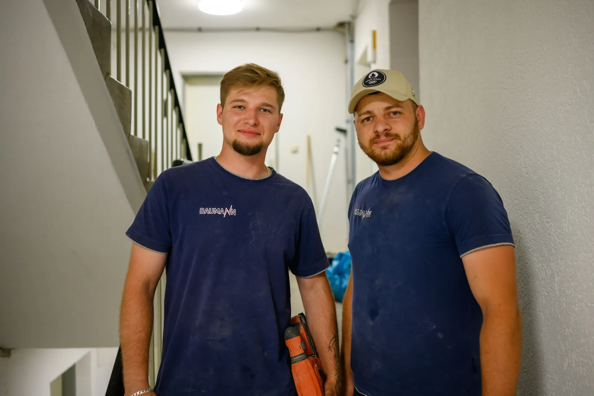 Zwei Mitarbeiter von Elektrotechnik Baumann auf der Baustelle