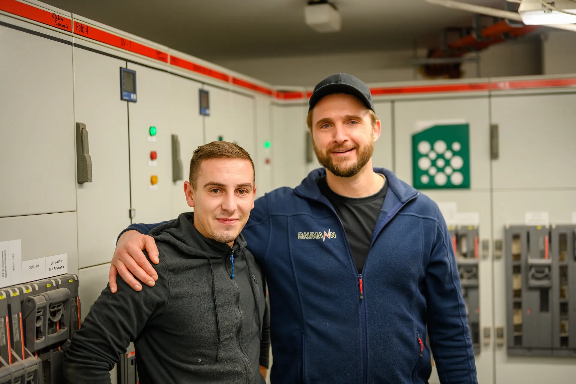 Team von Elektrotechnik Baumann vor einer Schaltanlage